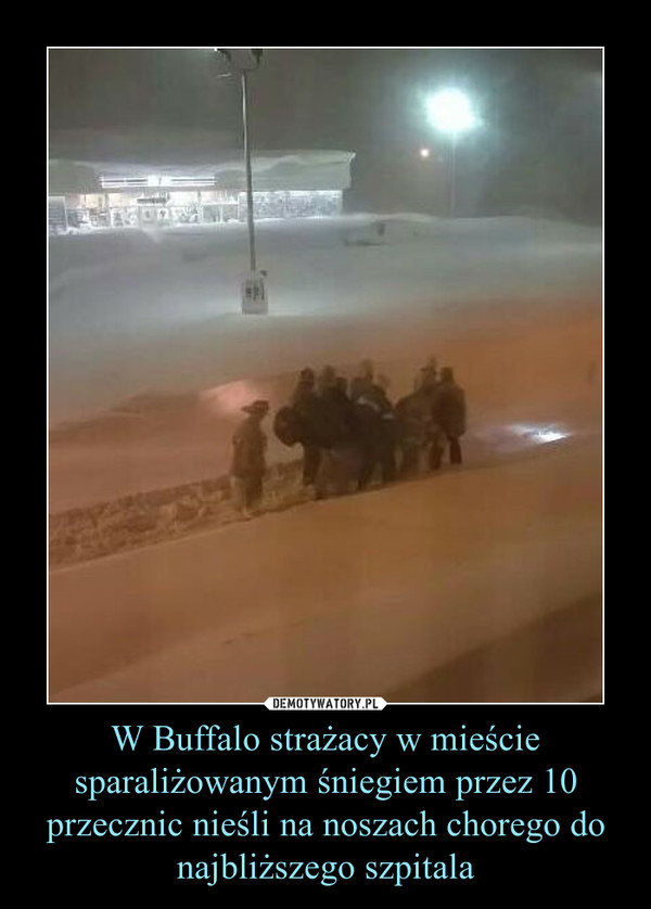 W Buffalo strażacy w mieście sparaliżowanym śniegiem przez 10 przecznic nieśli na noszach chorego do najbliższego szpitala