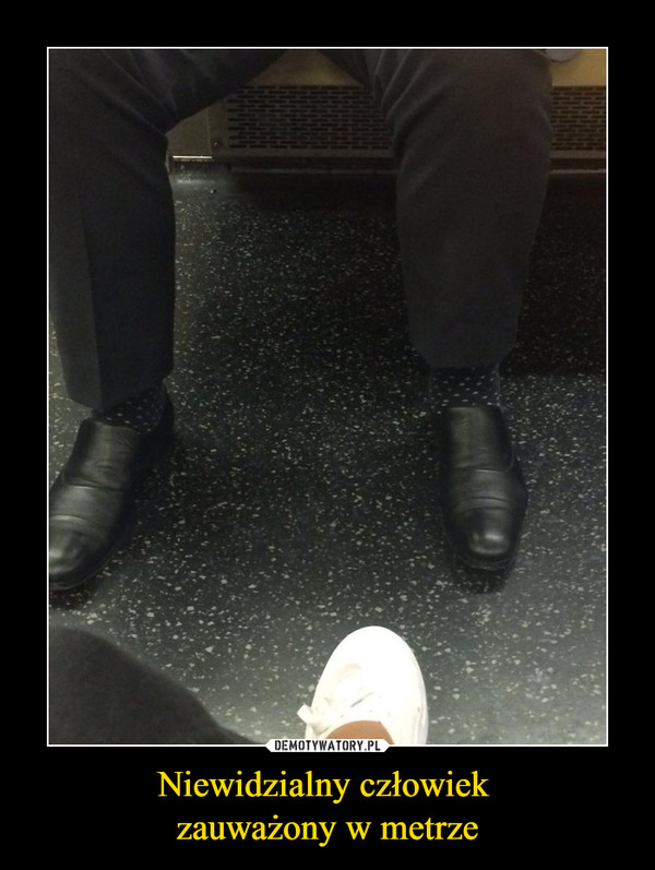 Niewidzialny człowiek zauważony w metrze –  