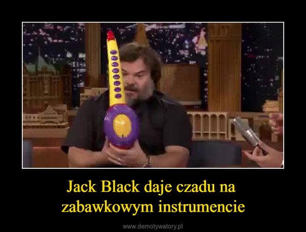 Jack Black daje czadu na zabawkowym instrumencie –  