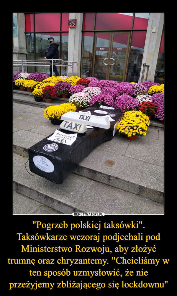 "Pogrzeb polskiej taksówki". Taksówkarze wczoraj podjechali pod Ministerstwo Rozwoju, aby złożyć trumnę oraz chryzantemy. "Chcieliśmy w ten sposób uzmysłowić, że nie przeżyjemy zbliżającego się lockdownu" –  
