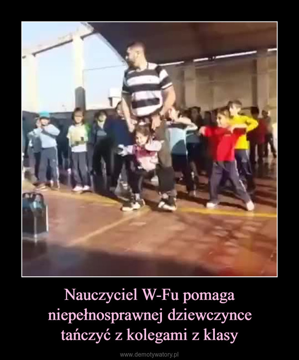 Nauczyciel W-Fu pomaga niepełnosprawnej dziewczyncetańczyć z kolegami z klasy –  