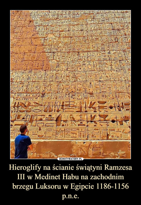 Hieroglify na ścianie świątyni Ramzesa III w Medinet Habu na zachodnim brzegu Luksoru w Egipcie 1186-1156 p.n.e.