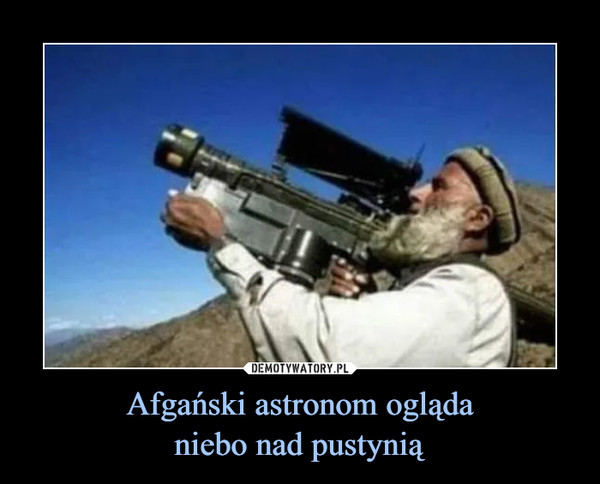 Afgański astronom oglądaniebo nad pustynią –  