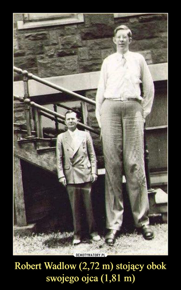 Robert Wadlow (2,72 m) stojący obok swojego ojca (1,81 m) –  