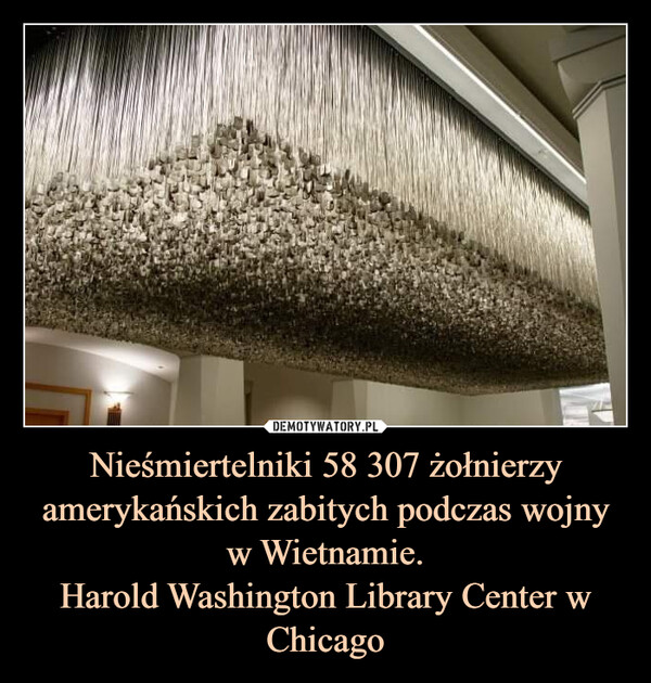 Nieśmiertelniki 58 307 żołnierzy amerykańskich zabitych podczas wojny w Wietnamie.Harold Washington Library Center w Chicago –  