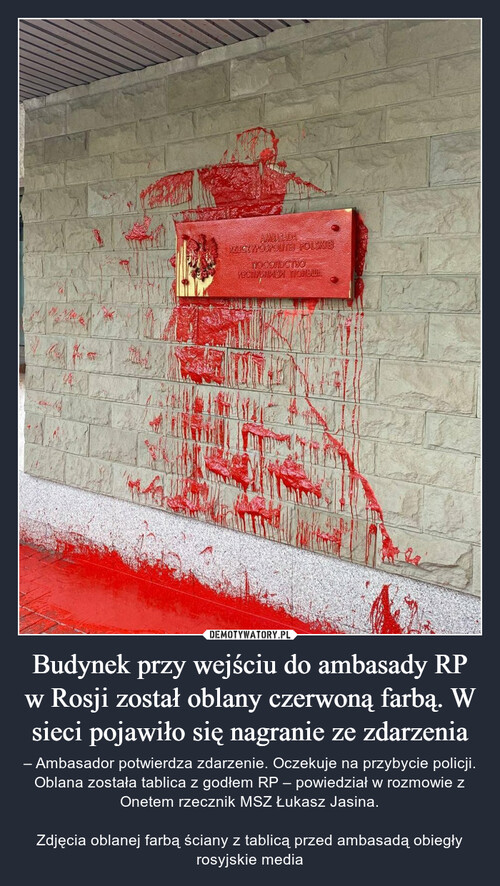 Budynek przy wejściu do ambasady RP w Rosji został oblany czerwoną farbą. W sieci pojawiło się nagranie ze zdarzenia