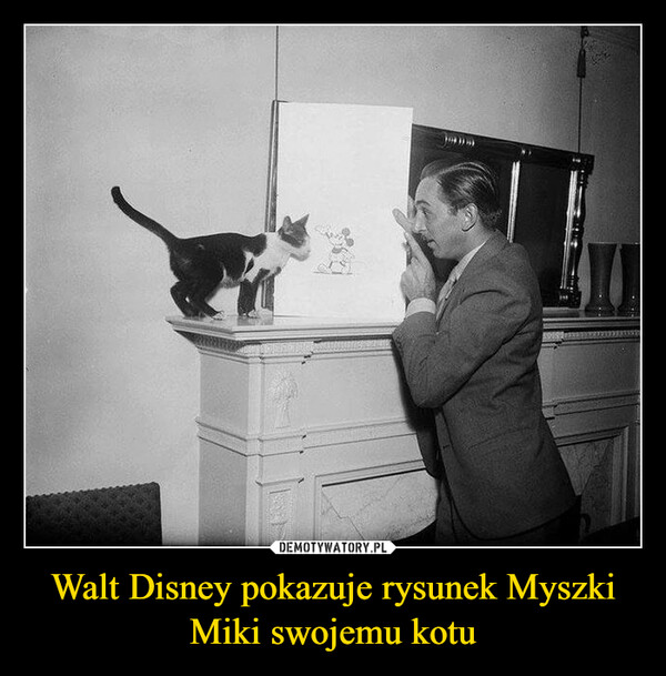 Walt Disney pokazuje rysunek Myszki Miki swojemu kotu