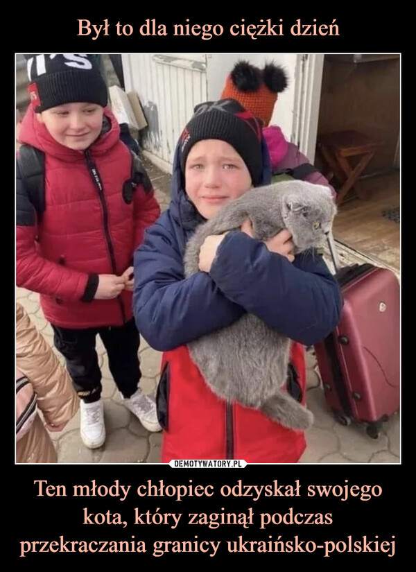 Był to dla niego ciężki dzień Ten młody chłopiec odzyskał swojego kota, który zaginął podczas przekraczania granicy ukraińsko-polskiej