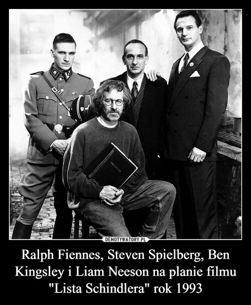 Ralph Fiennes, Steven Spielberg, Ben Kingsley i Liam Neeson na planie filmu "Lista Schindlera" rok 1993