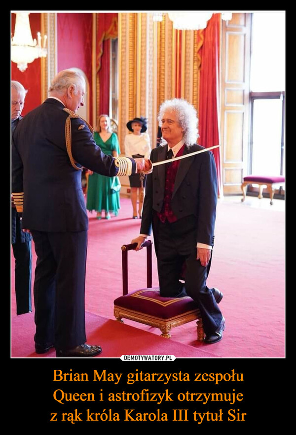Brian May gitarzysta zespołuQueen i astrofizyk otrzymujez rąk króla Karola III tytuł Sir –  