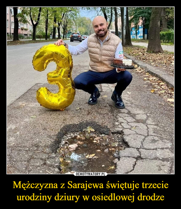 Mężczyzna z Sarajewa świętuje trzecie urodziny dziury w osiedlowej drodze