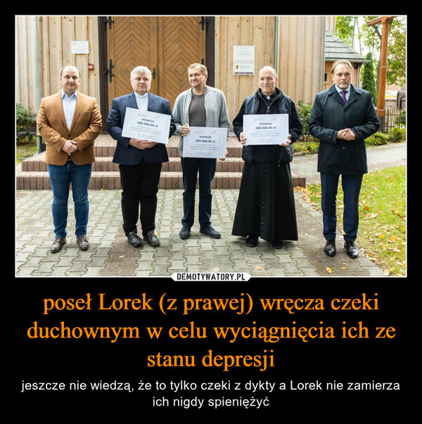 poseł Lorek (z prawej) wręcza czeki duchownym w celu wyciągnięcia ich ze stanu depresji